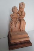 Arte egizia - Donna con marito nano e due figli - altezza 25,5 larghezza 13,5 cm argilla